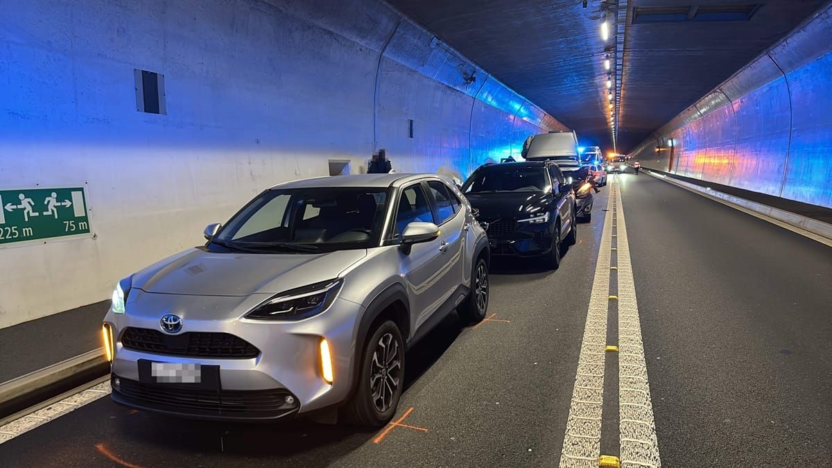 Tunnelaufnahme mit den beschädigten Fahrzeugen