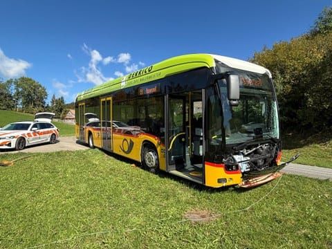Haslen - Postauto kollidiert mit Wasserhydranten