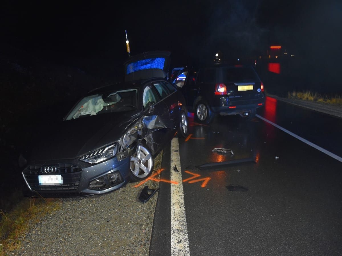 Nachtaufnahme mit den beiden Unfallfahrzeugen. Das italienische Fahrzeug steht links neben der Fahrbahn. Das Auto des Briten hinter diesem auf der Fahrbahn