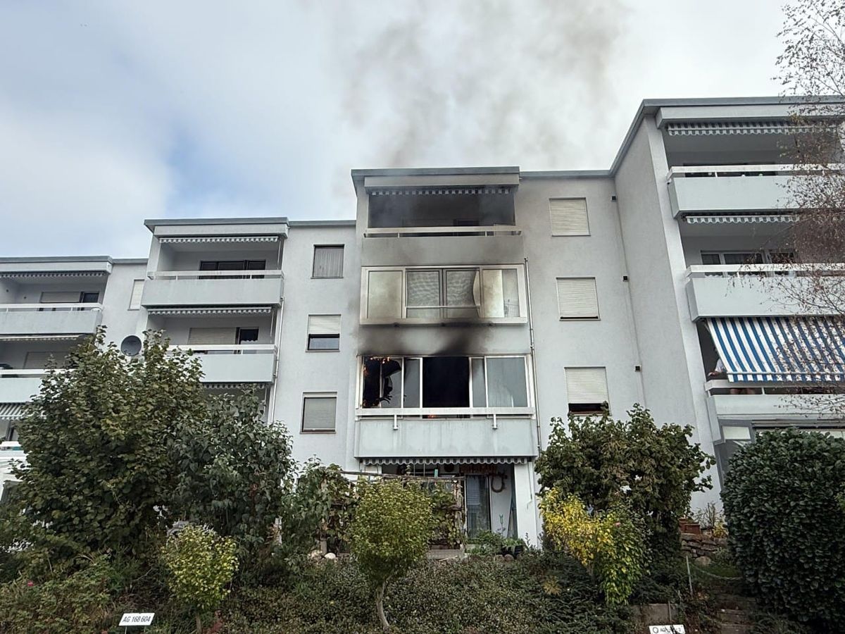 Qualm steigt vom Balkon auf.