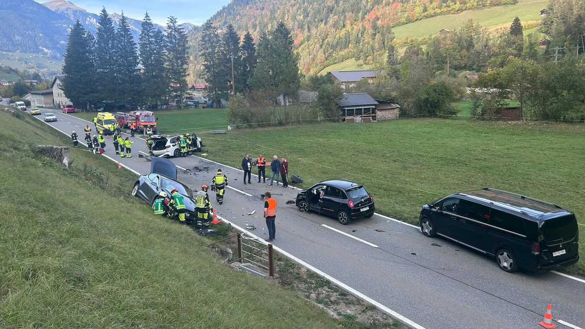 Weissenbach: Fünf Verletzte bei seitlicher Frontalkollision mit vier beteiligten Autos