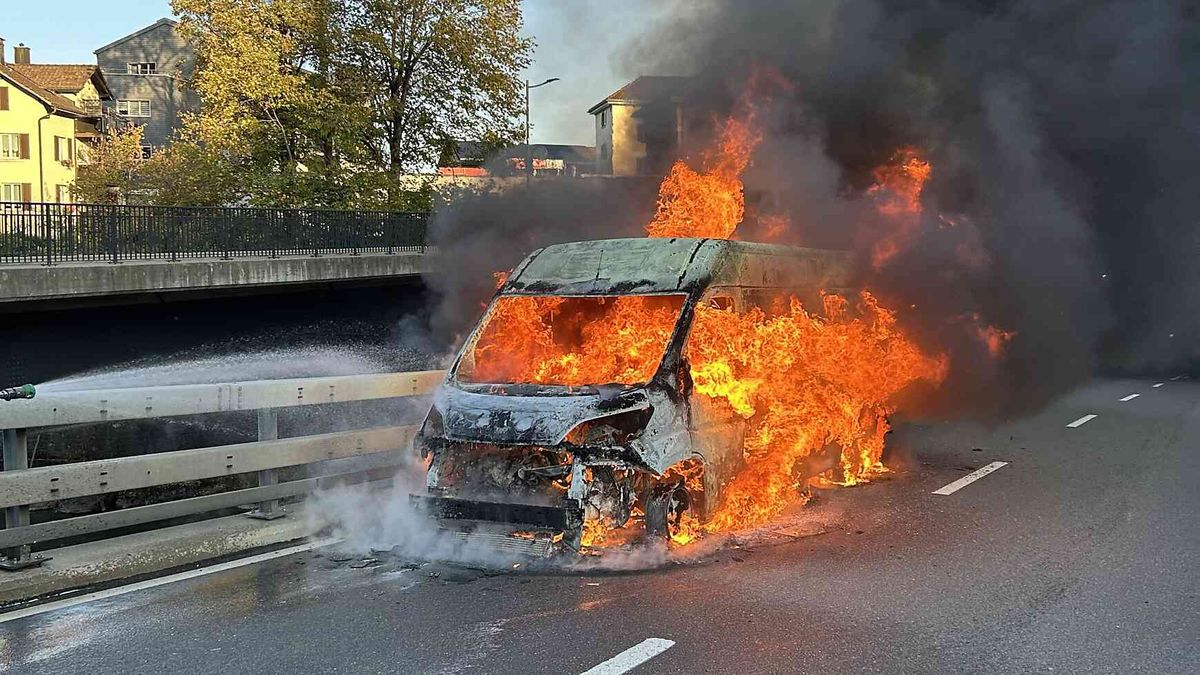 Schindellegi: Fahrzeugbrand
