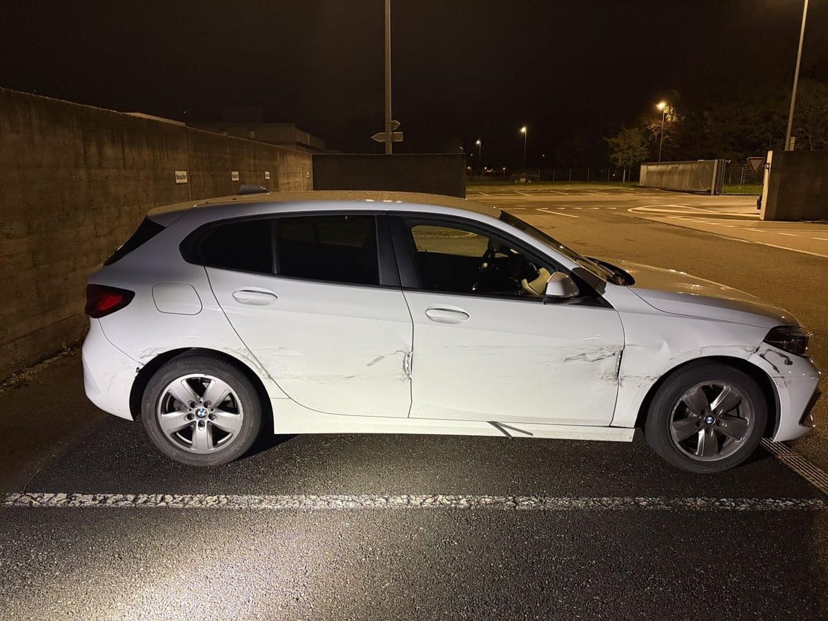 Zerkratzter Unfallwagen.