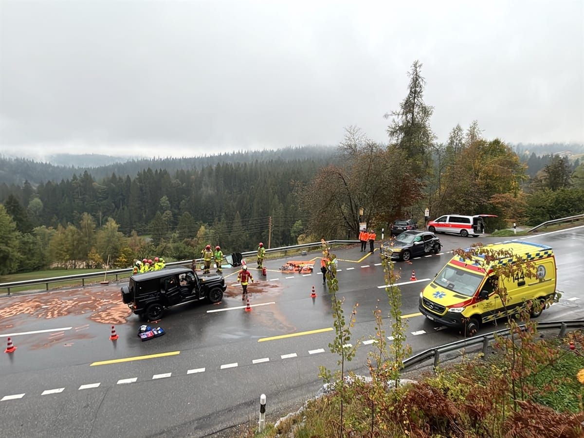 Die Unfallfahrzeuge sowie ein Rettungswagen und ein Polizeiauto. Einsatzkräfte bei der Arbeit.