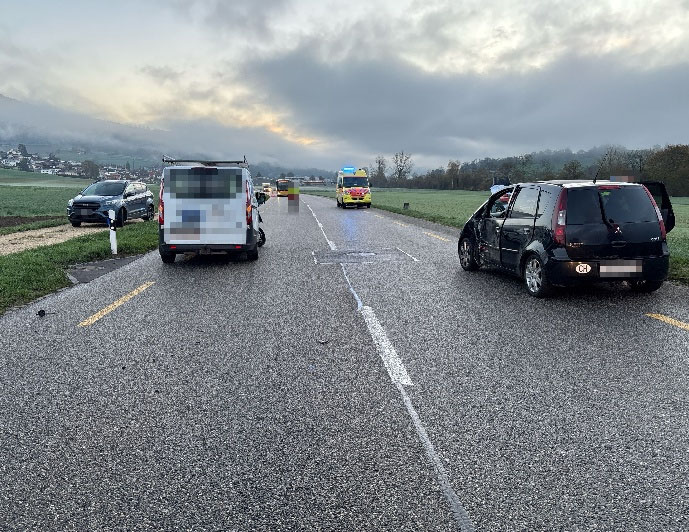 Foto aus dem Originaldokument: Matzendorf: Seitlich-frontale Kollision zwischen Auto und Lieferwagen bei einem Überholvorgang – eine Person leicht verletzt