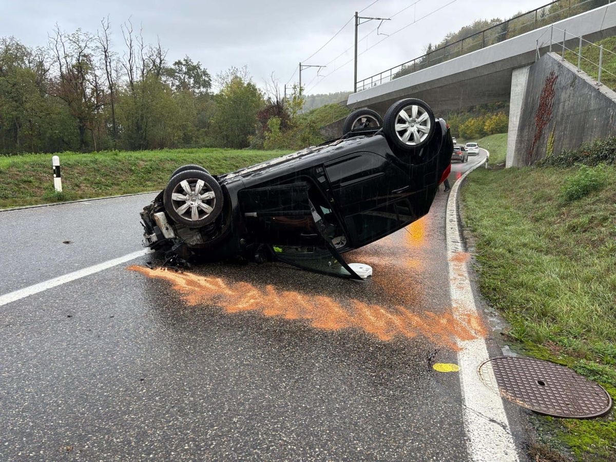 Auto liegt auf dem Dach.