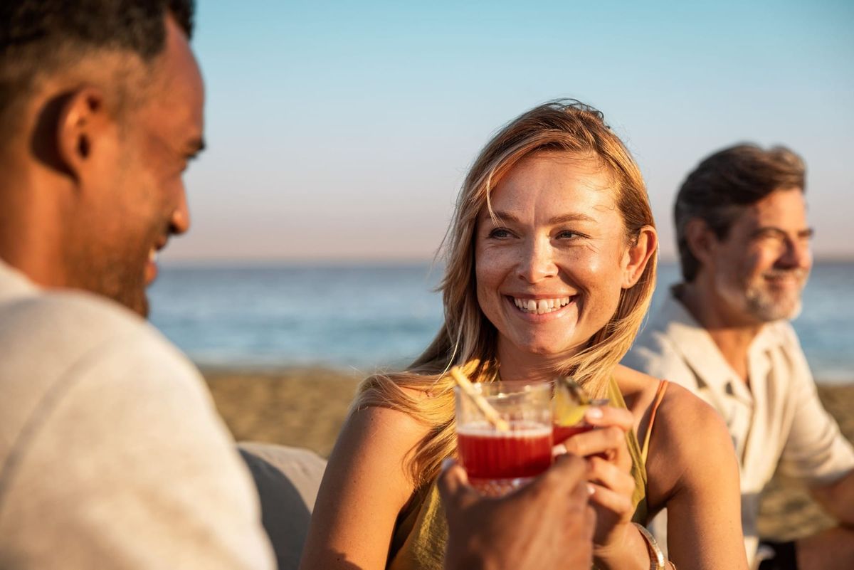 Gäste geniessen ein Getränk und gemeinsame Zeit bei ROBINSON