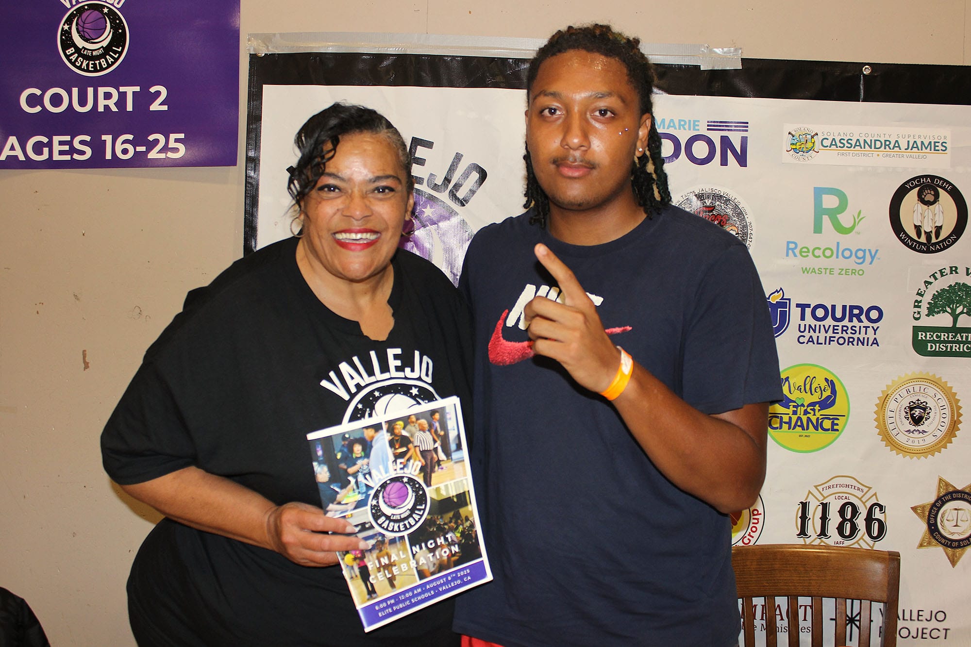 Helen-Marie "Cookie" Gordon y Nathaniel Burnside en el evento de baloncesto nocturno del viernes. Foto: Zack Haber.