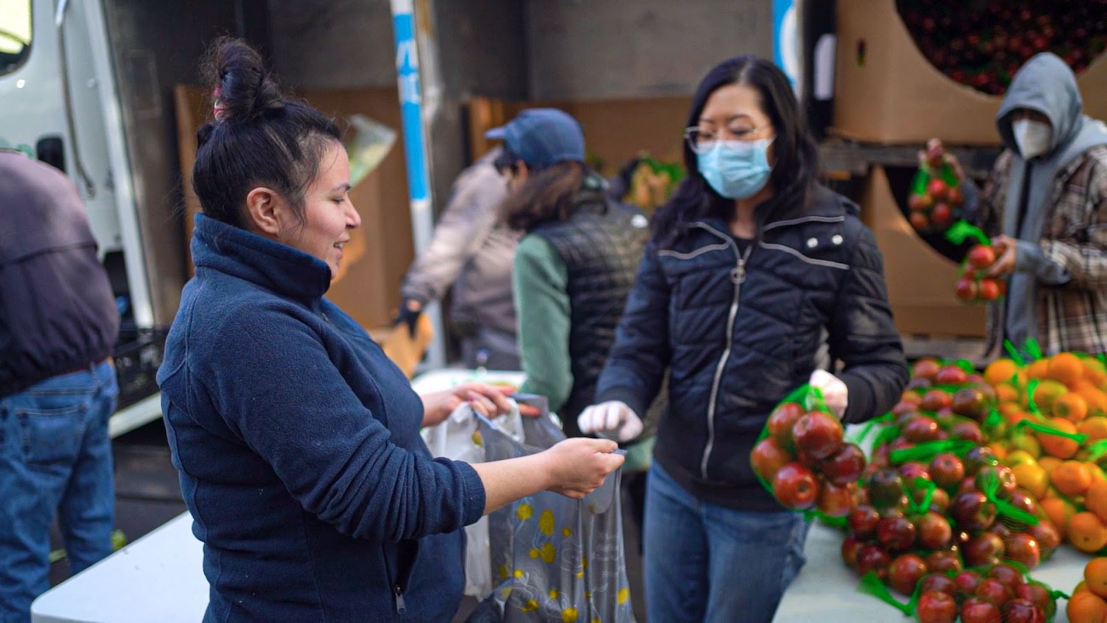A client receives food from the food bank.&nbsp;