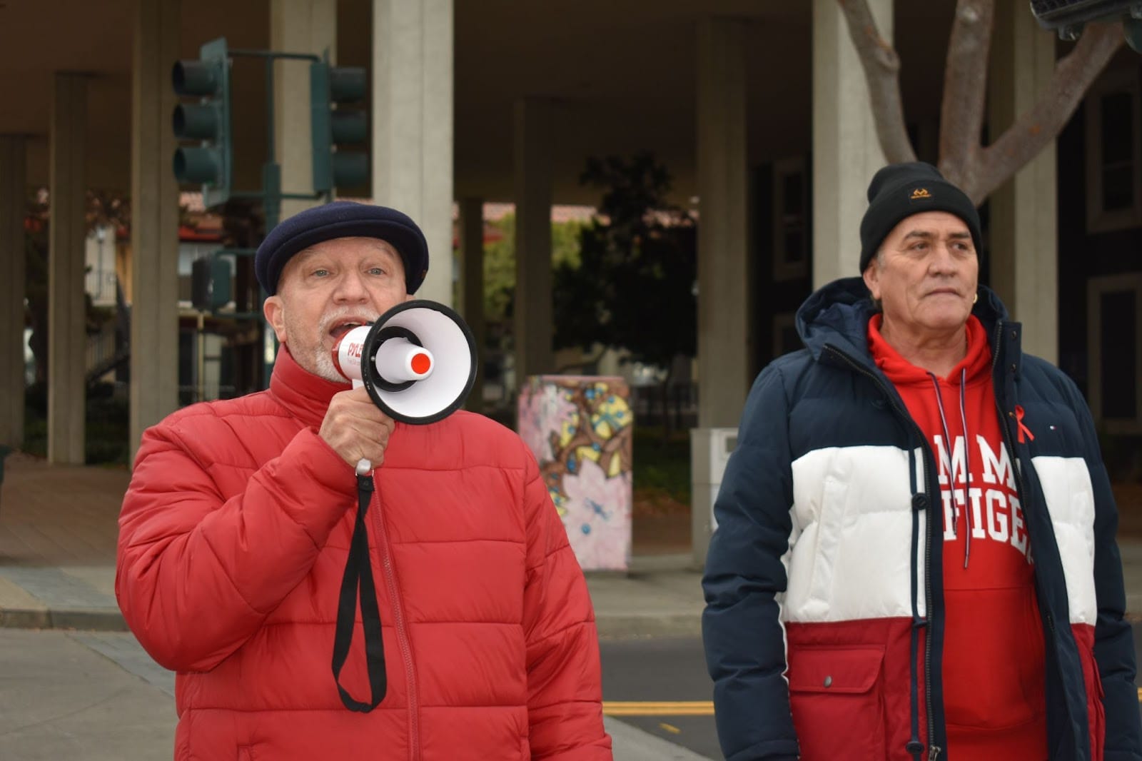 César Novelo educa sobre el SIDA en la Caminata del Día Mundial del SIDA. Foto: Gretchen Smail