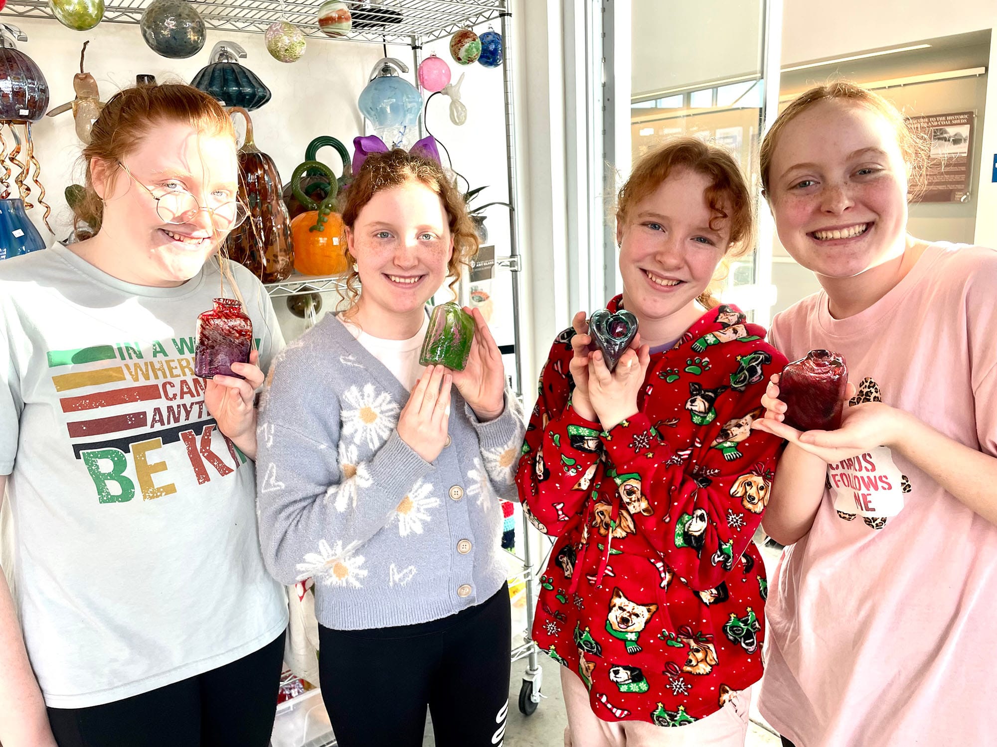 Four homeschooled students picking up their flower vases. Photo: Isidra Mencos