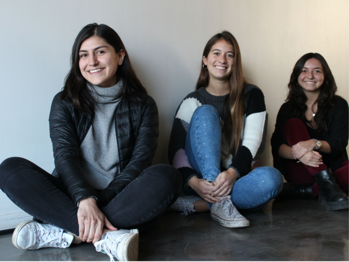Jessica con Flo e Isi, developers del equipo de Chile