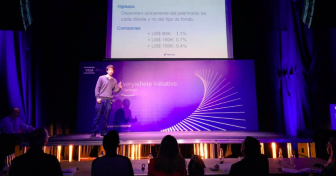 Andrés, nuestro CTO mostrando lo que hace FINTUAL