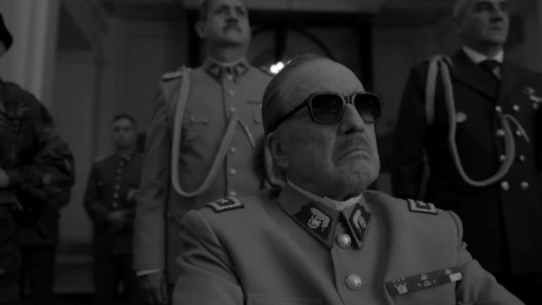 El Conde se arriesga con una sátira que divide