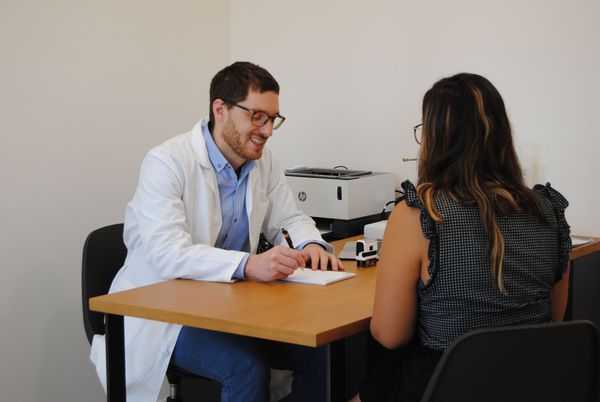 Il Dottor Filippo Bonato durante un consulto