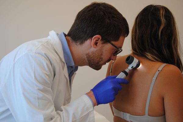 Il Dottor Filippo Bonato con una paziente