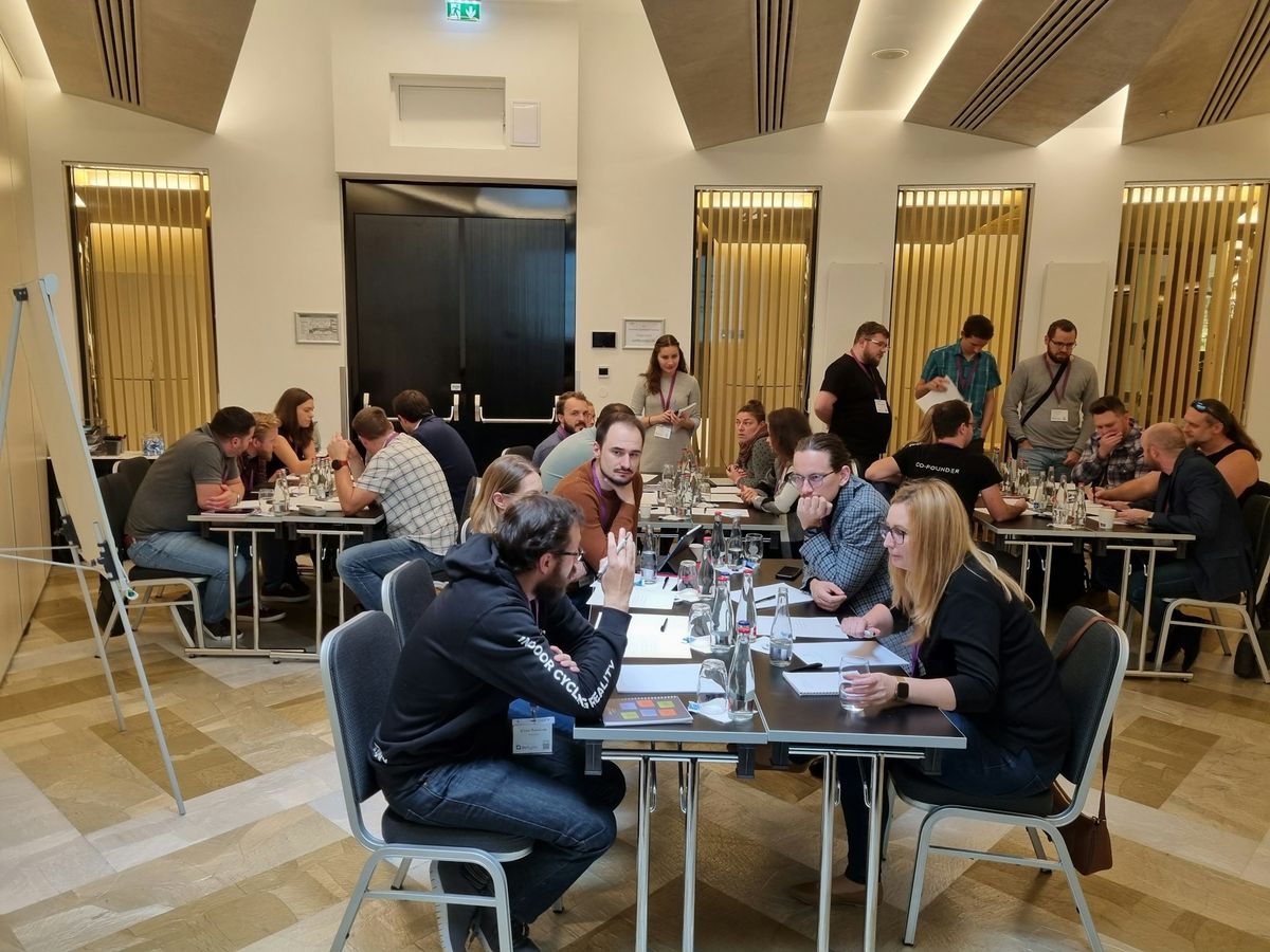 The Room: When groups become collective intelligence