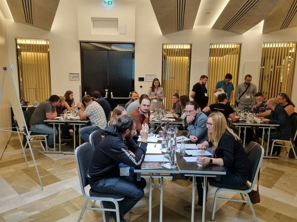The Room: When groups become collective intelligence