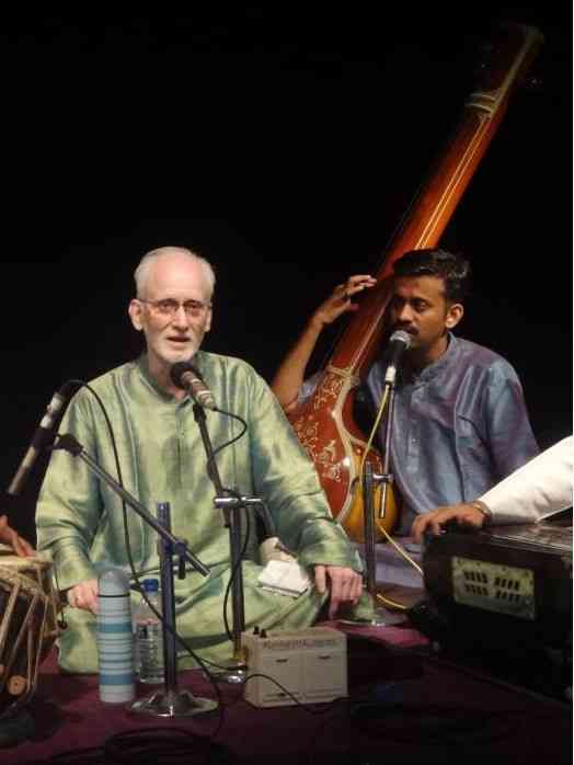 Arun Kashalkar in concert in Singapore with Mukul Kulkarni on tanpura. Credit: Mukul Kulkarni/Wikimedia Commons [Creative Commons Attribution-Share Alike 3.0 Unported License]. 