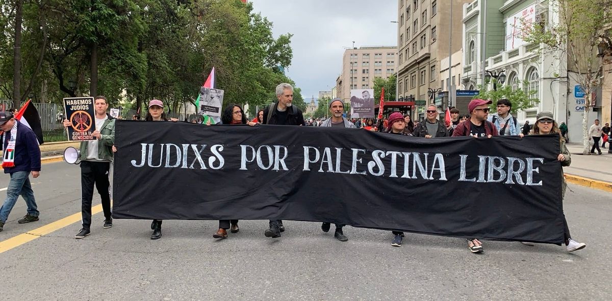 Miles marchan en Santiago por Palestina en una jornada global