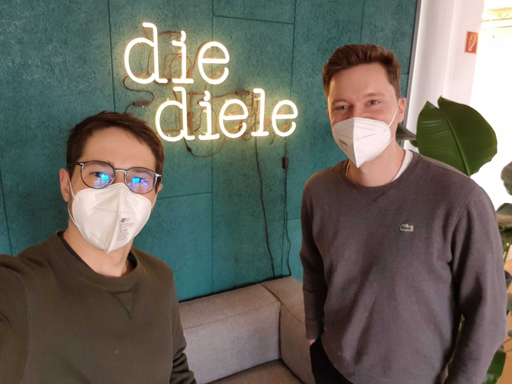 Two people with masks inside the coworking space DIE DIELE 