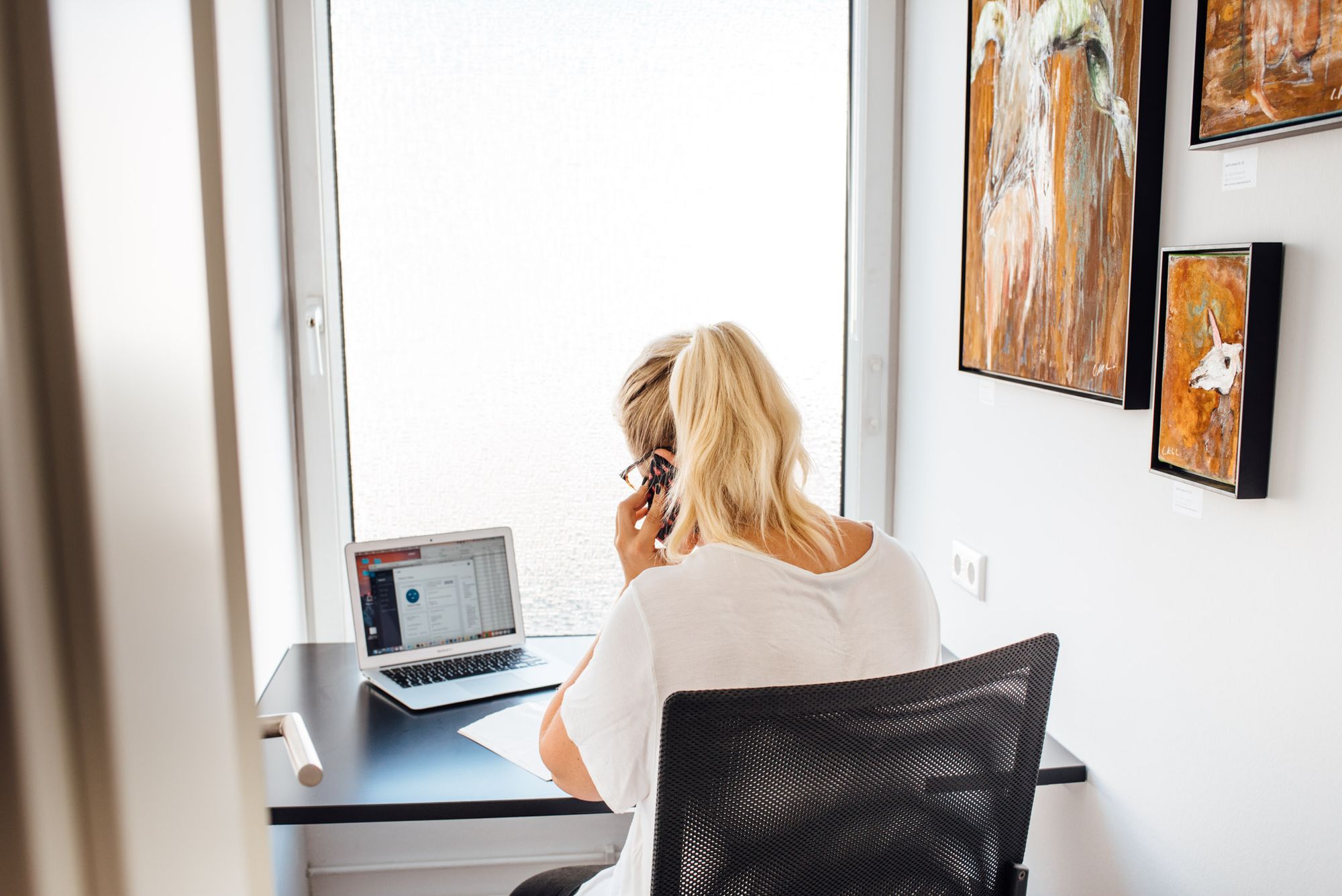 Woman on the phone inside the coworking space DIE DIELE