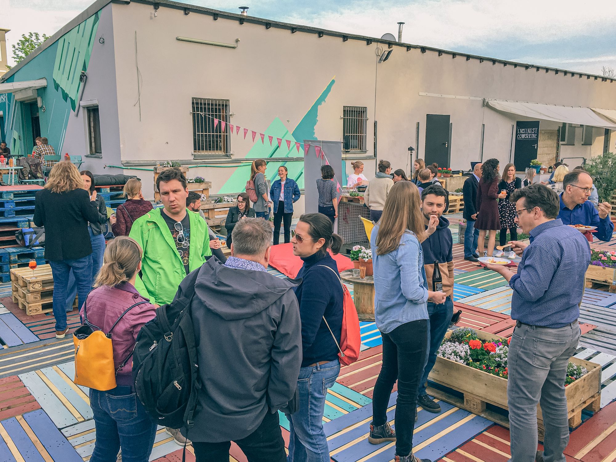 People socializing in Engelnest coworking space in Berlin, Germany