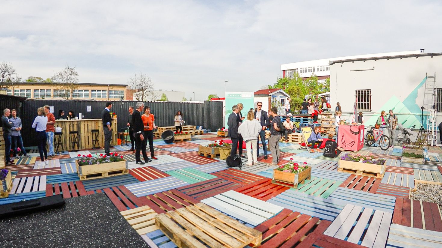 People socializing in Engelnest coworking space in Berlin, Germany