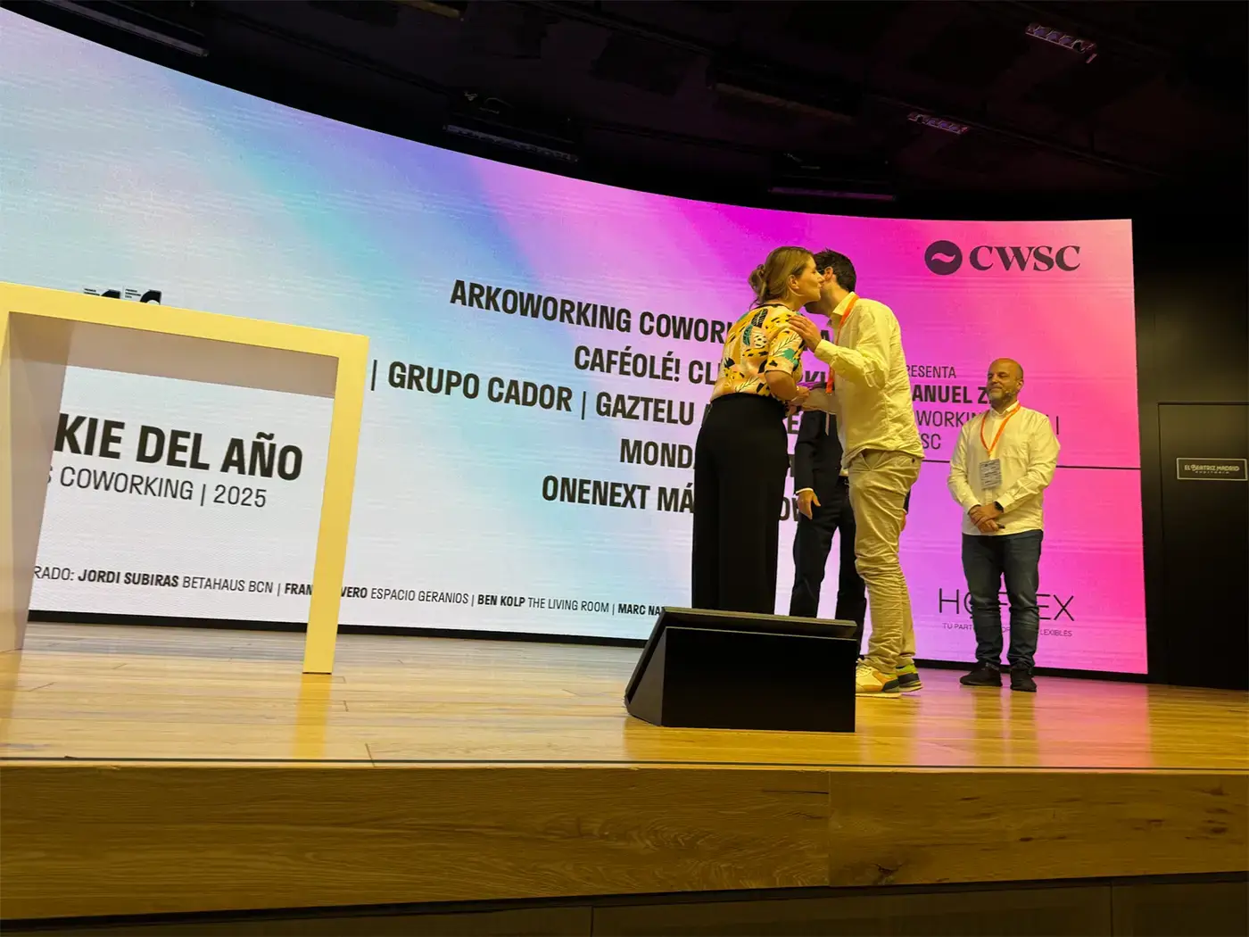 Kriesse from Cobot awarding Caféolé! Clubworking with Rookie of the Year CWSC 2025 award.