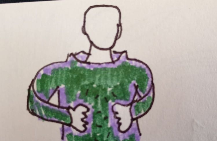 persona en camisa verde y violeta. person in a green and violet shirt.