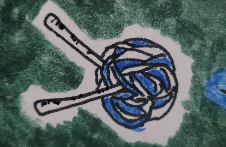 Un ovillo con agujas de hacer punto. A ball of yarn with knitting needles.