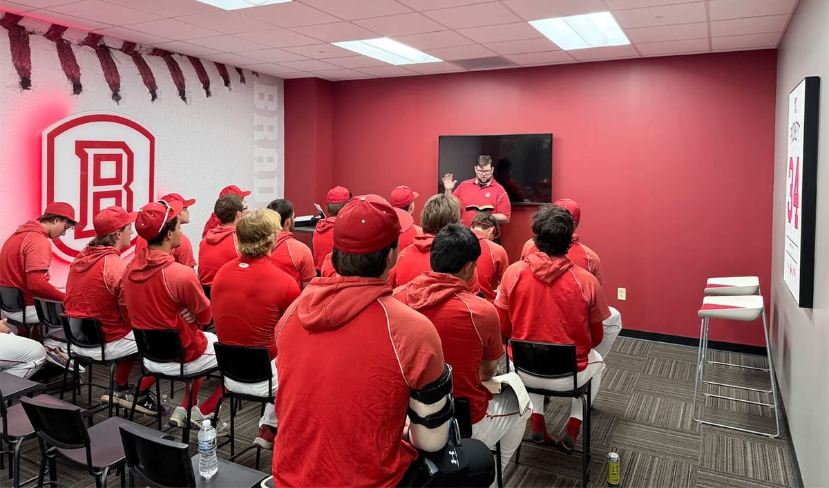 Huddles bring Gospel to Peoria-area athletes, others