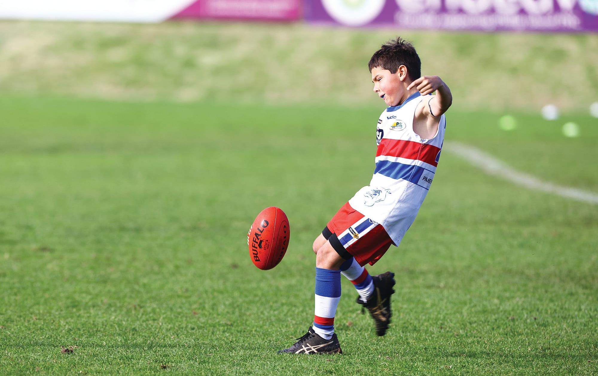 Footy juniors tough it out against Leongatha - U10 Red