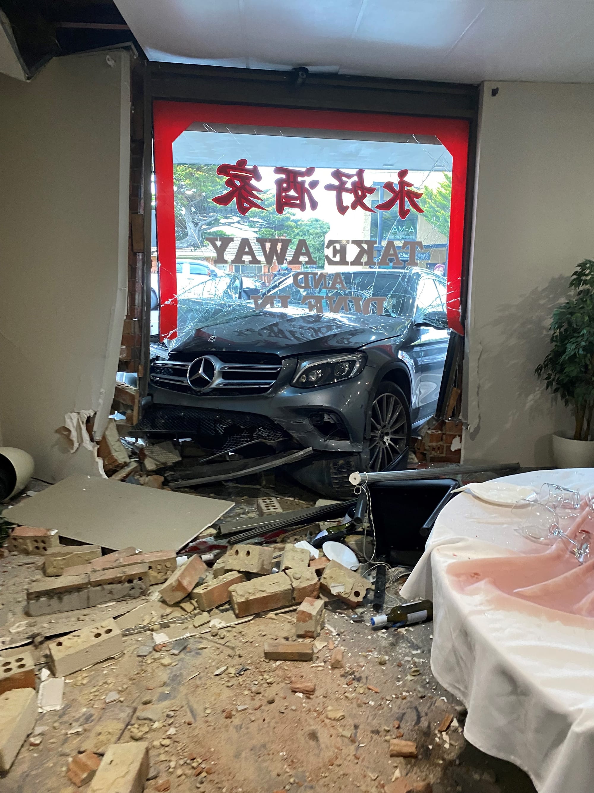Car ploughs into Cowes restaurant