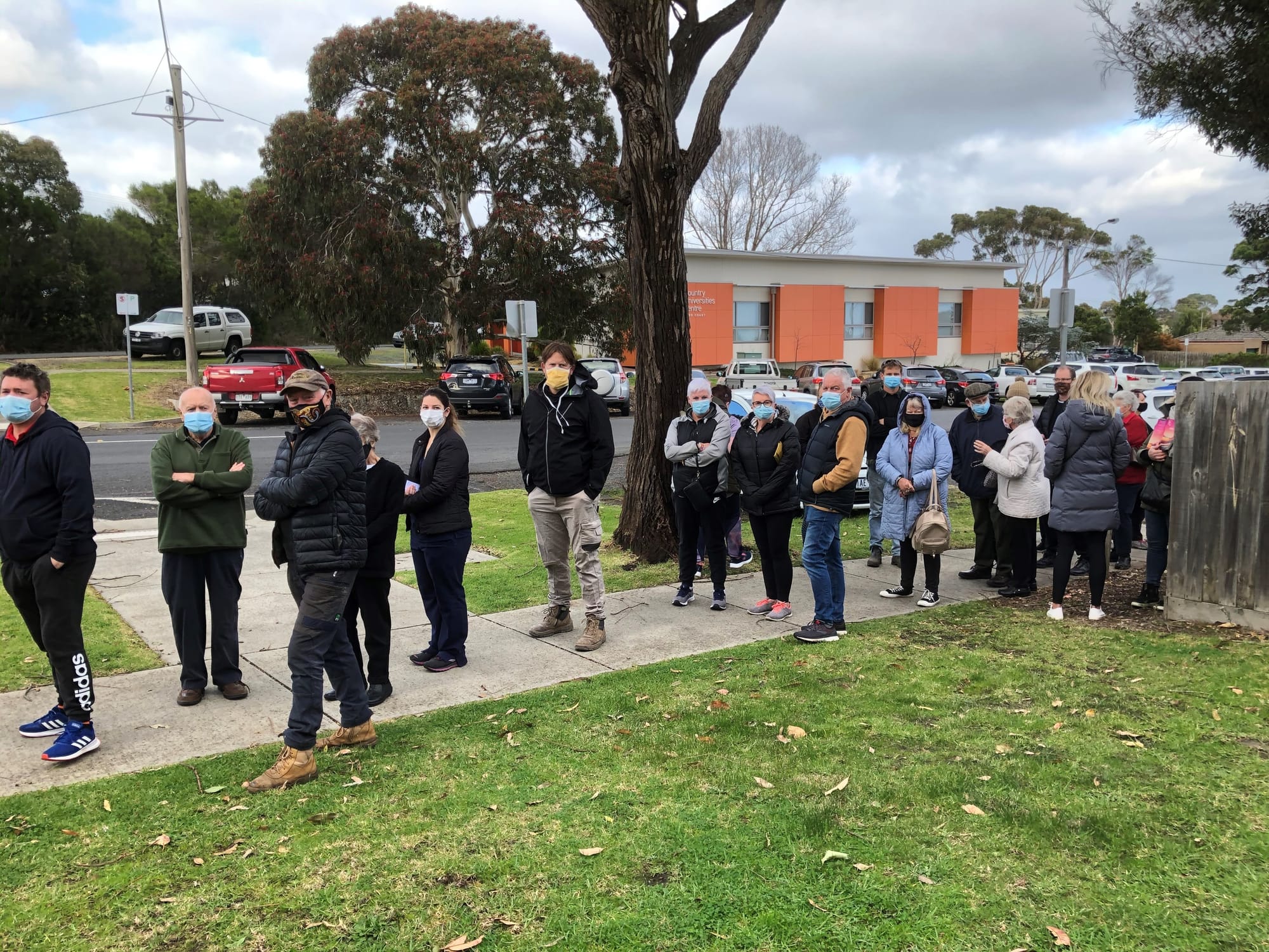 Queue grows at vaccination clinic