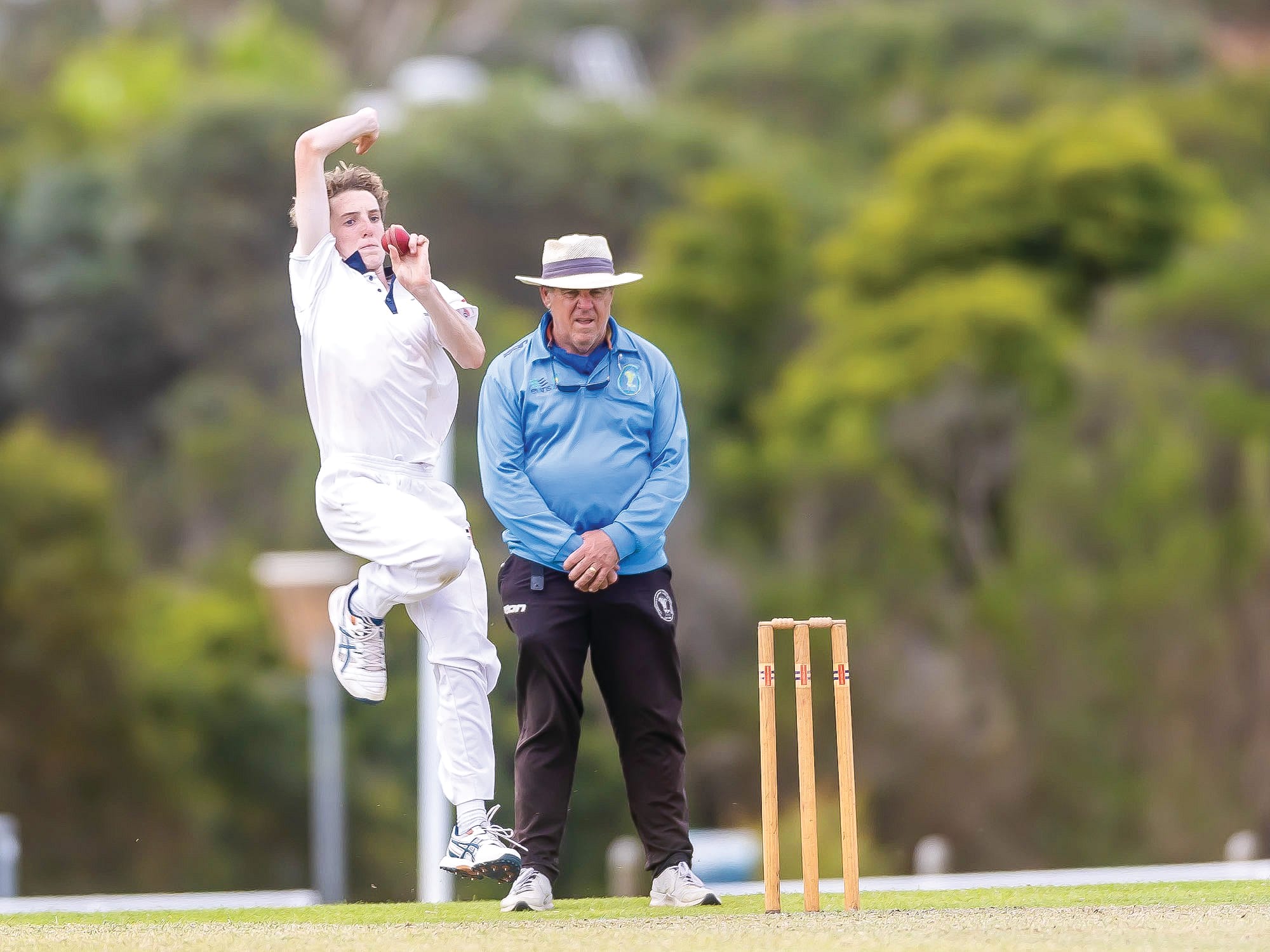 Sharks battle in hot conditions