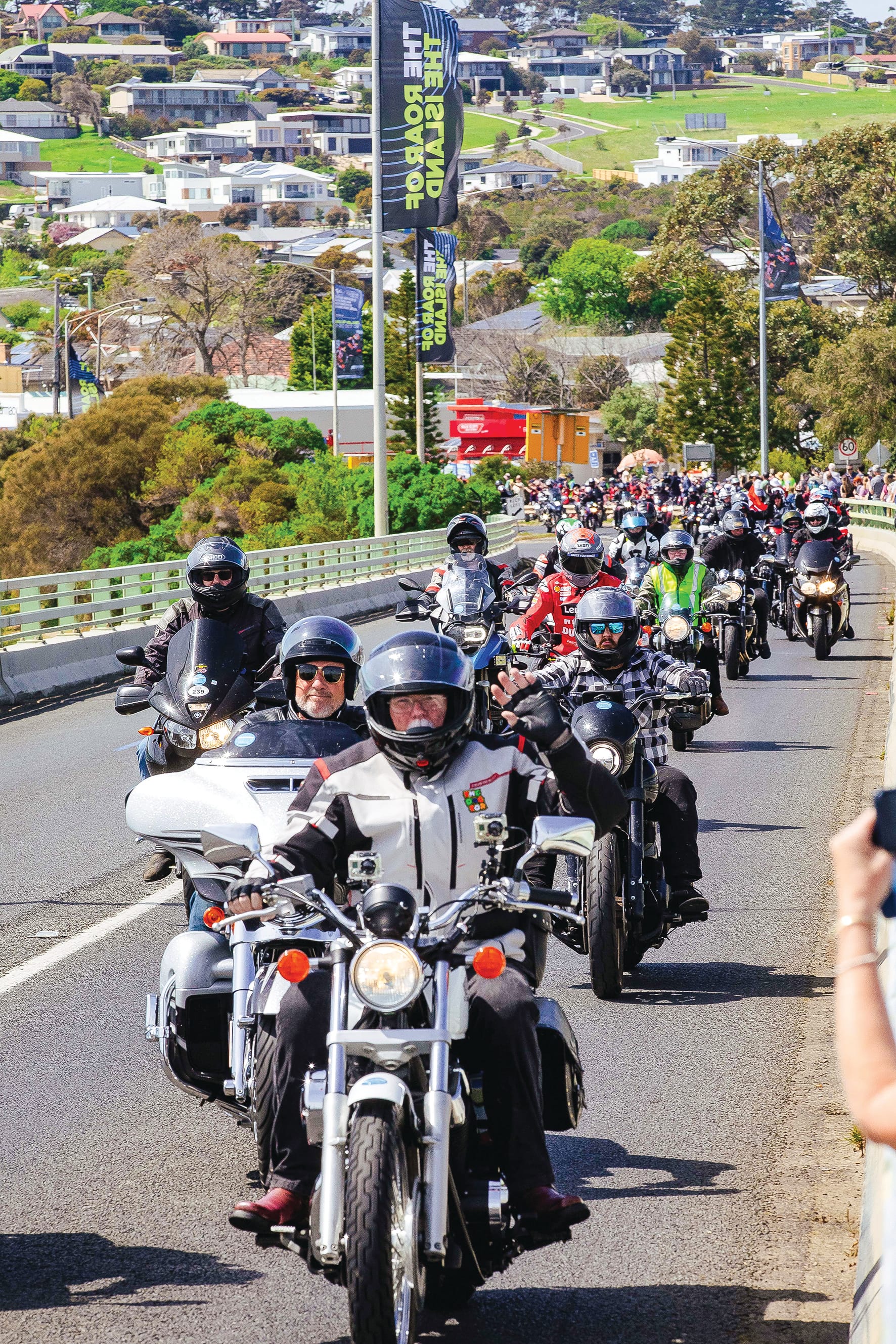 Mick Doohan leads 500 fans to Phillip Island circuit