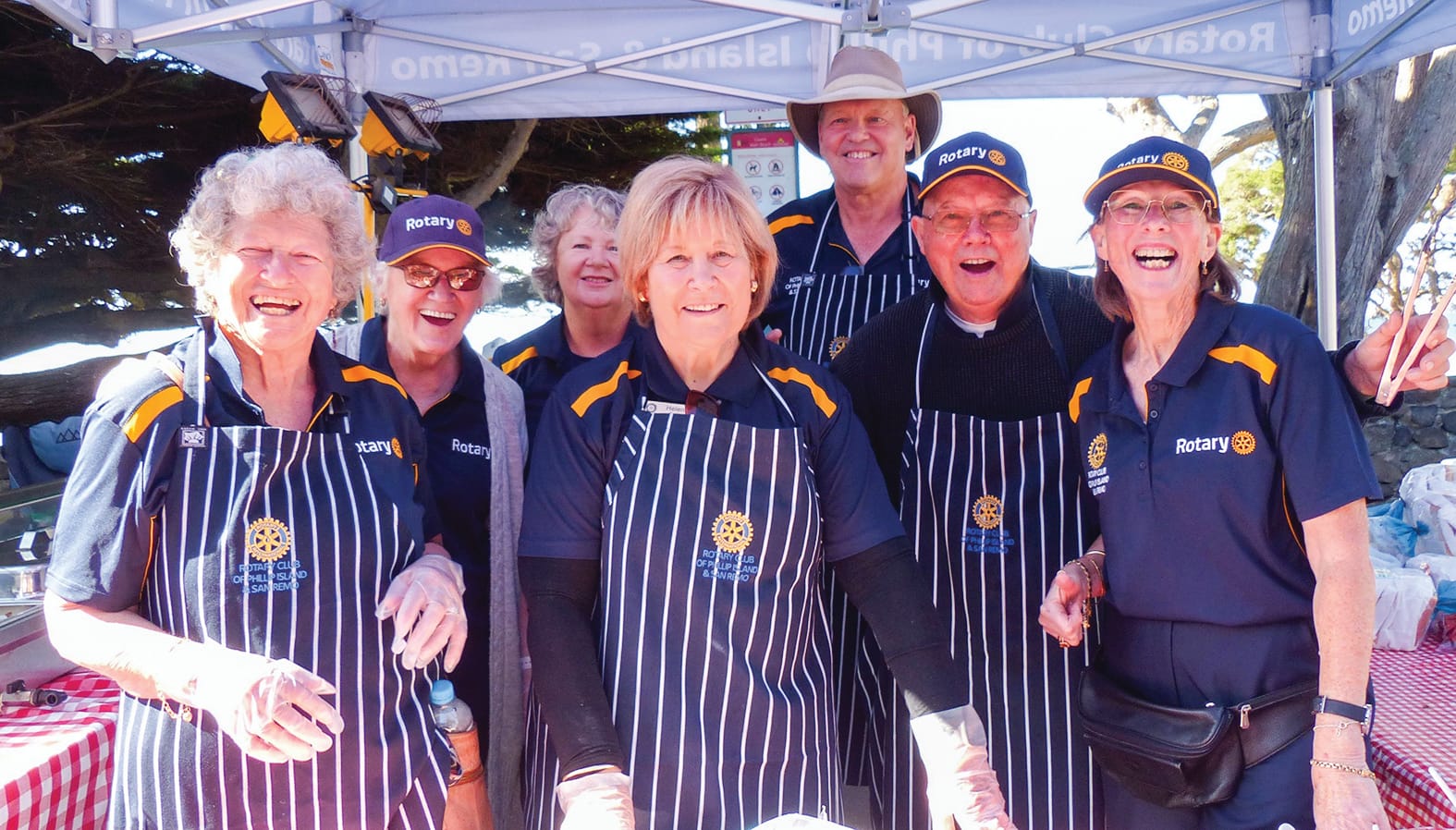Community shines at Carols by the Bay