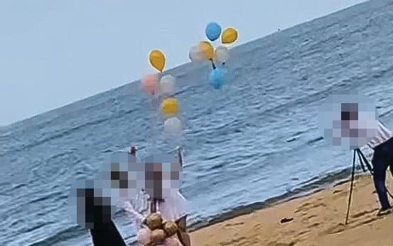 Balloons beach litter post image