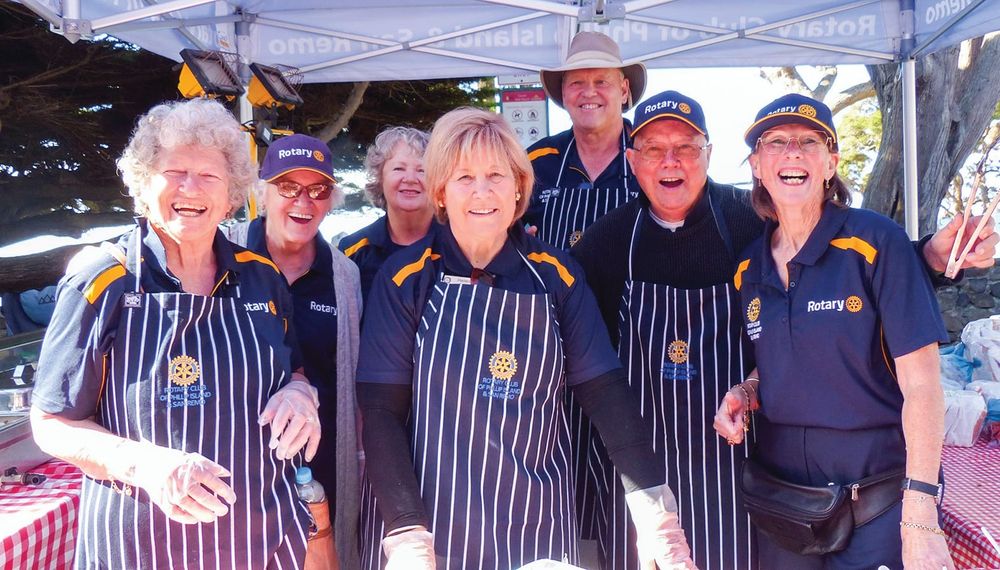 Community shines at Carols by the Bay post image