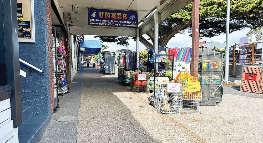 "Quality control" needed on Cowes shop displays? post image