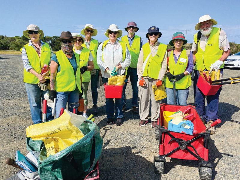 Friends tackle weeds at Scenic Estate post image