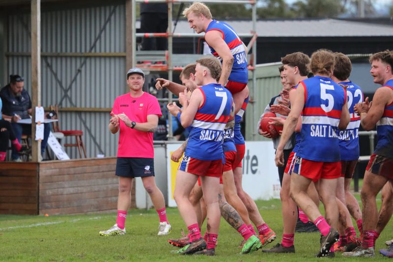 Island Seniors hits back to claim hard-fought win post image