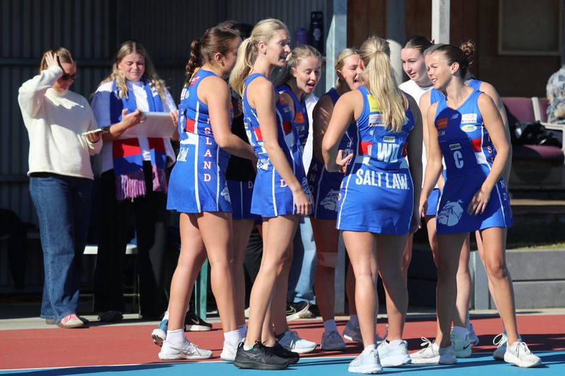 A close game and a win for U17 PI Netballers post image