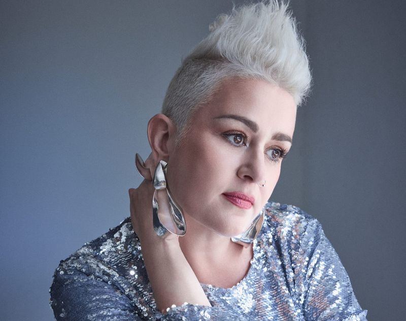 Katie Noonan alone at Berninneit post image