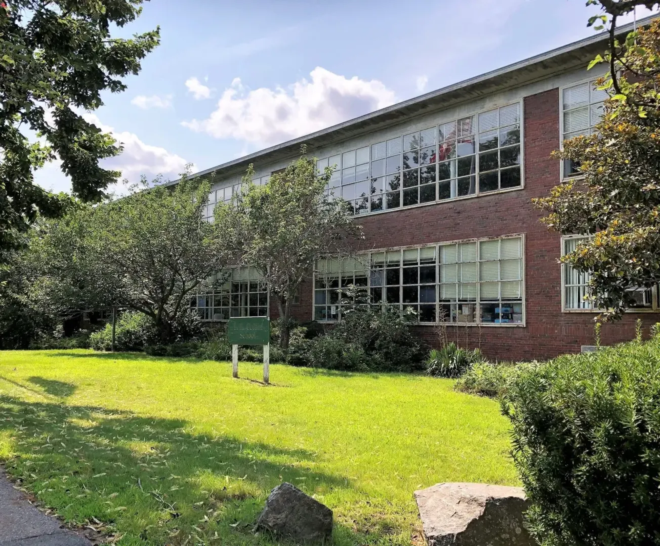 Independent survey finds public split on future of Coffin School property