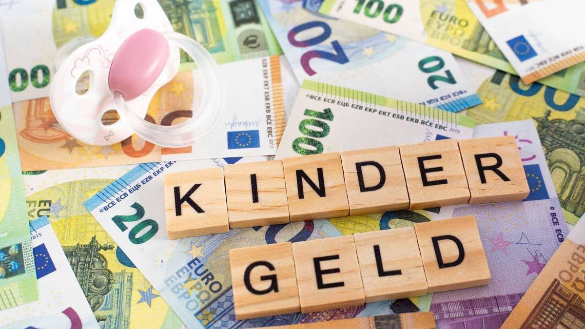 Cuvântul Kindergeld așezat pe euro 