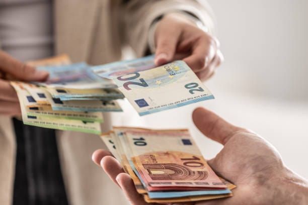 un bărbat dă altui bărbat euro, recuperare taxe Germania