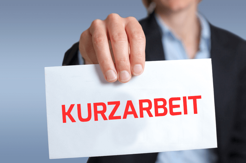 Kurzarbeit, bărbat ține în mână o foaie cu acest cuvânt, germania