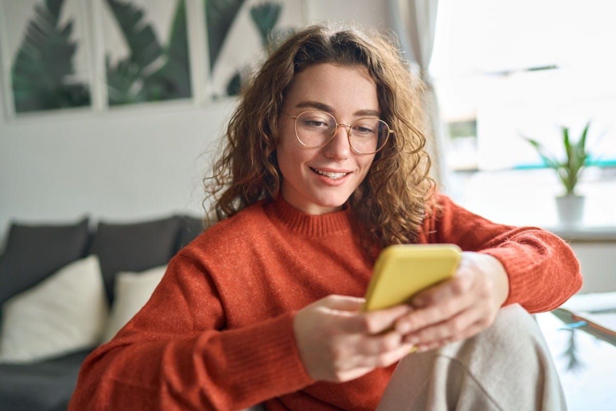 Kindergeld students Germania Romania, fata se uita in telefon, Tax Return, recuperare taxe
